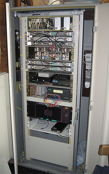 Datei:Oe7xgr Schrank2009.jpg