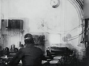 Harold Bride im Funkschapp der RMS Titanic
